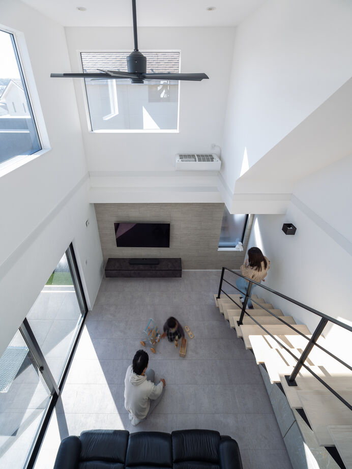 『高気密・高断熱の家』日本住宅ツーバイ 【延床27.5坪/吹き抜け/間取り図有】LDKとテラスを一体化、高台に建つ開放感のあるホテルライクな家の建築実例画像2