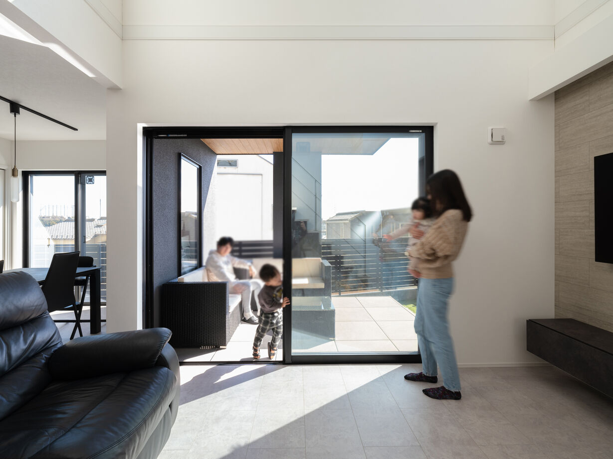 『高気密・高断熱の家』日本住宅ツーバイ 【延床27.5坪/吹き抜け/間取り図有】LDKとテラスを一体化、高台に建つ開放感のあるホテルライクな家の建築実例画像5