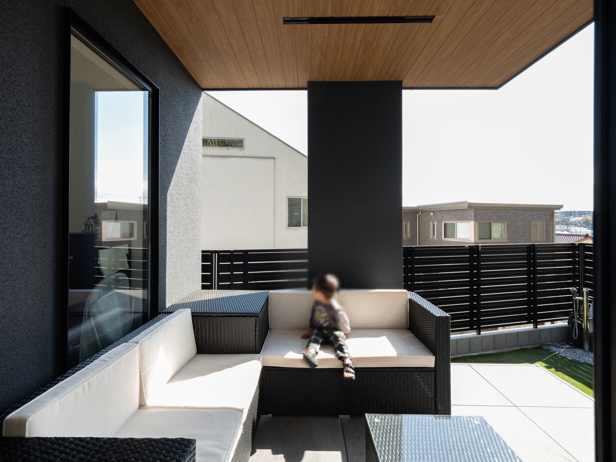 『高気密・高断熱の家』日本住宅ツーバイ 【延床27.5坪/吹き抜け/間取り図有】LDKとテラスを一体化、高台に建つ開放感のあるホテルライクな家の建築実例画像6