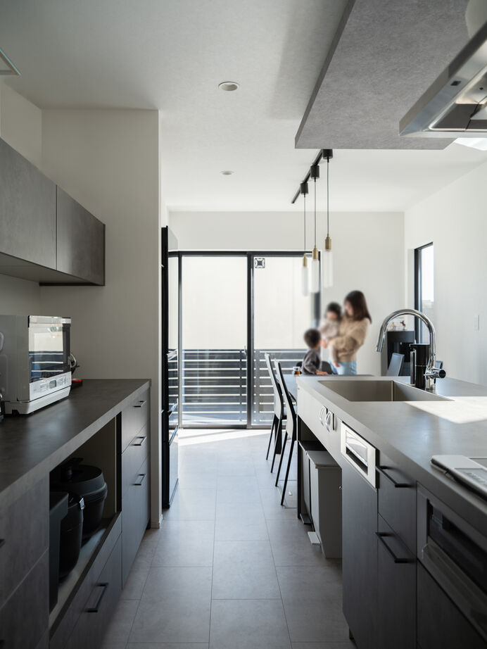 『高気密・高断熱の家』日本住宅ツーバイ 【延床27.5坪/吹き抜け/間取り図有】LDKとテラスを一体化、高台に建つ開放感のあるホテルライクな家の建築実例画像7