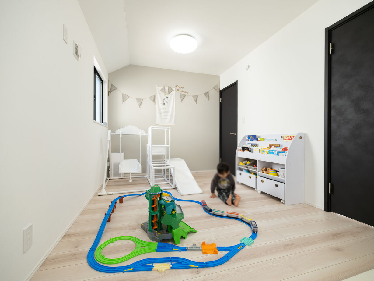 『高気密・高断熱の家』日本住宅ツーバイ 【延床27.5坪/吹き抜け/間取り図有】LDKとテラスを一体化、高台に建つ開放感のあるホテルライクな家の建築実例画像8