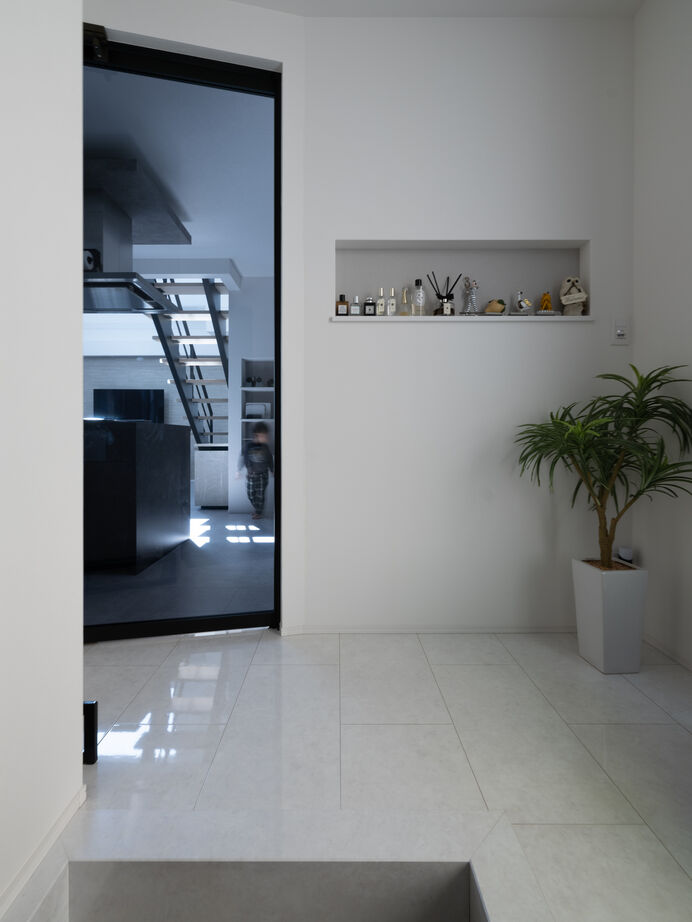 『高気密・高断熱の家』日本住宅ツーバイ 【延床27.5坪/吹き抜け/間取り図有】LDKとテラスを一体化、高台に建つ開放感のあるホテルライクな家の建築実例画像9