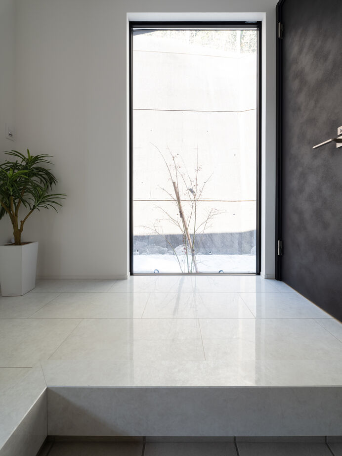 『高気密・高断熱の家』日本住宅ツーバイ 【延床27.5坪/吹き抜け/間取り図有】LDKとテラスを一体化、高台に建つ開放感のあるホテルライクな家の建築実例画像10