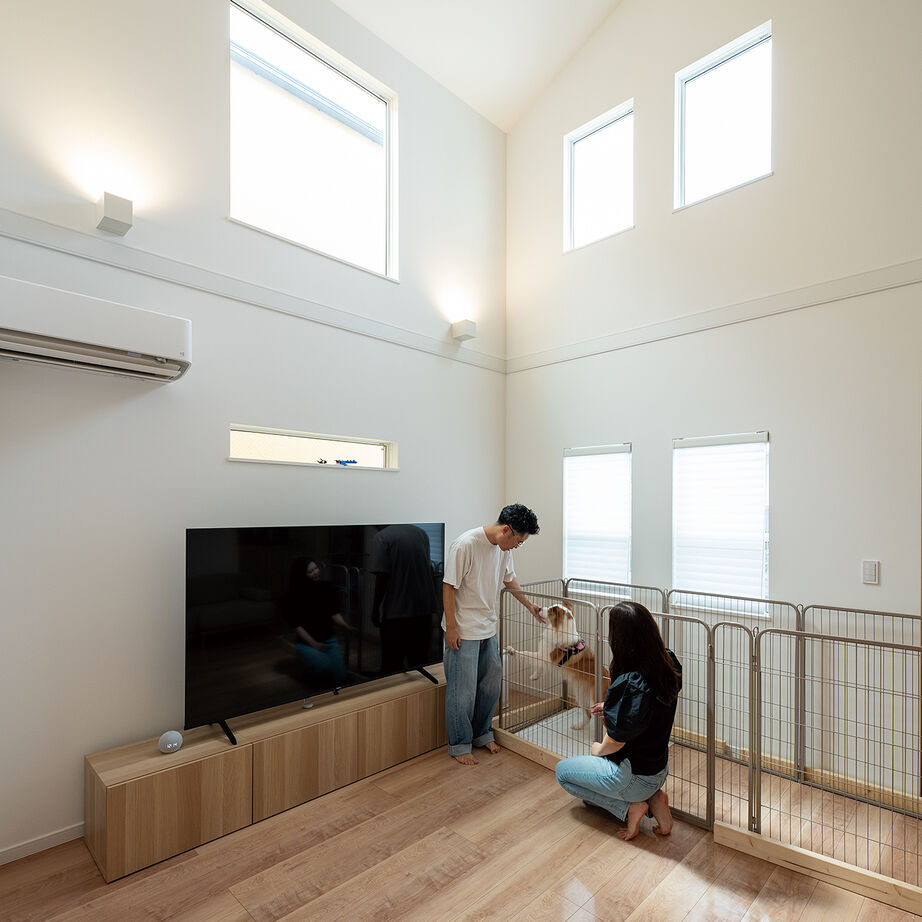 『高気密・高断熱の家』日本住宅ツーバイ 【1階リビング／吹き抜け／外シャワー／間取図】海の近くで愛犬と快適に暮らす“ペットフレンドリーな家”の建築実例画像2