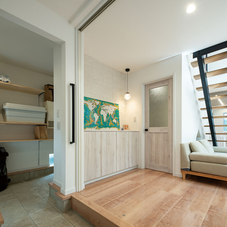 『高気密・高断熱の家』日本住宅ツーバイ 【1階リビング／吹き抜け／外シャワー／間取図】海の近くで愛犬と快適に暮らす“ペットフレンドリーな家”の建築実例画像3