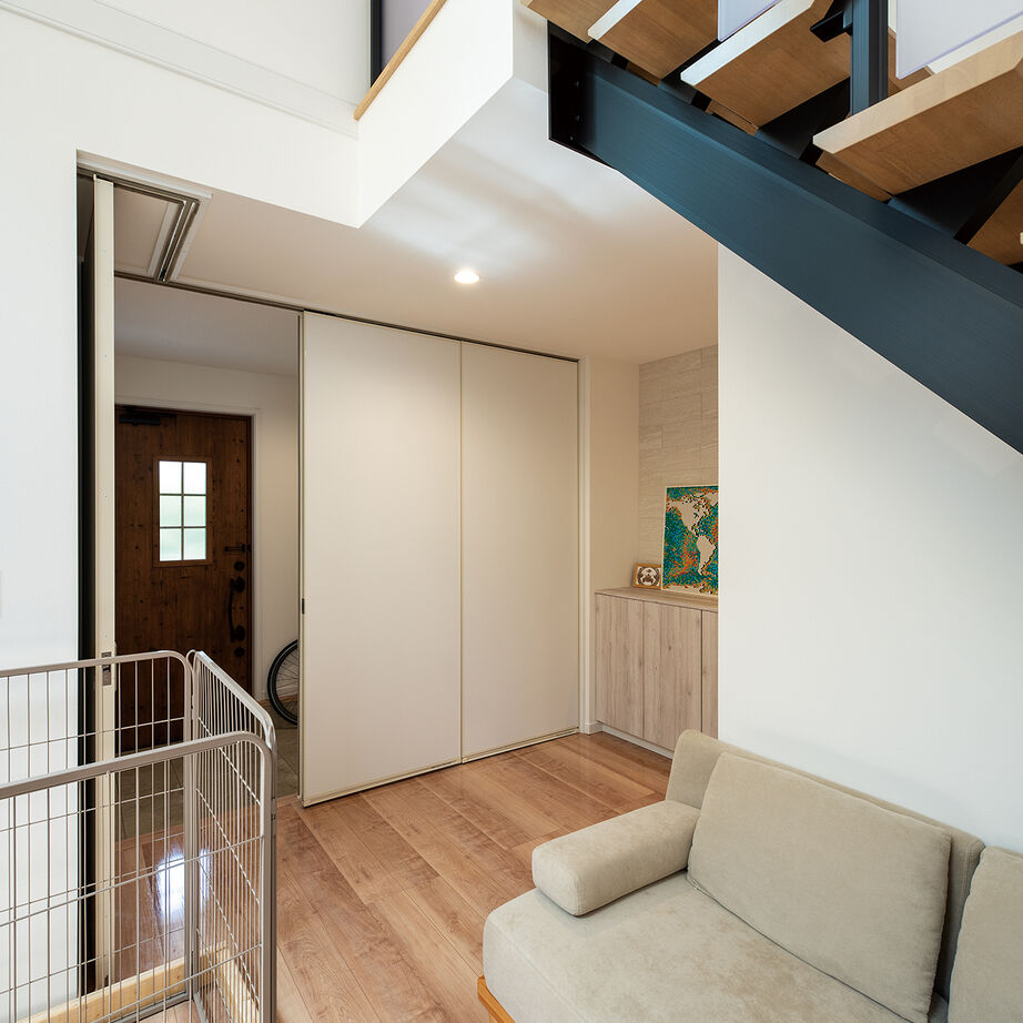 『高気密・高断熱の家』日本住宅ツーバイ 【1階リビング／吹き抜け／外シャワー／間取図】海の近くで愛犬と快適に暮らす“ペットフレンドリーな家”の建築実例画像4