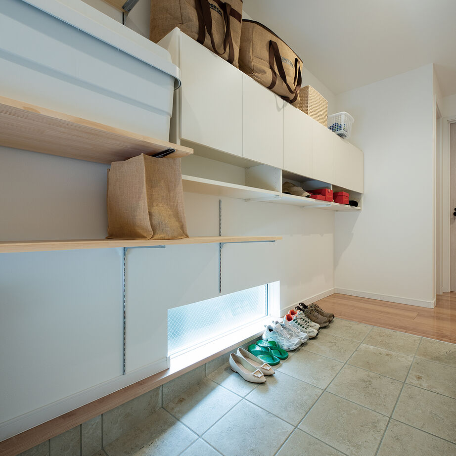 『高気密・高断熱の家』日本住宅ツーバイ 【1階リビング／吹き抜け／外シャワー／間取図】海の近くで愛犬と快適に暮らす“ペットフレンドリーな家”の建築実例画像5