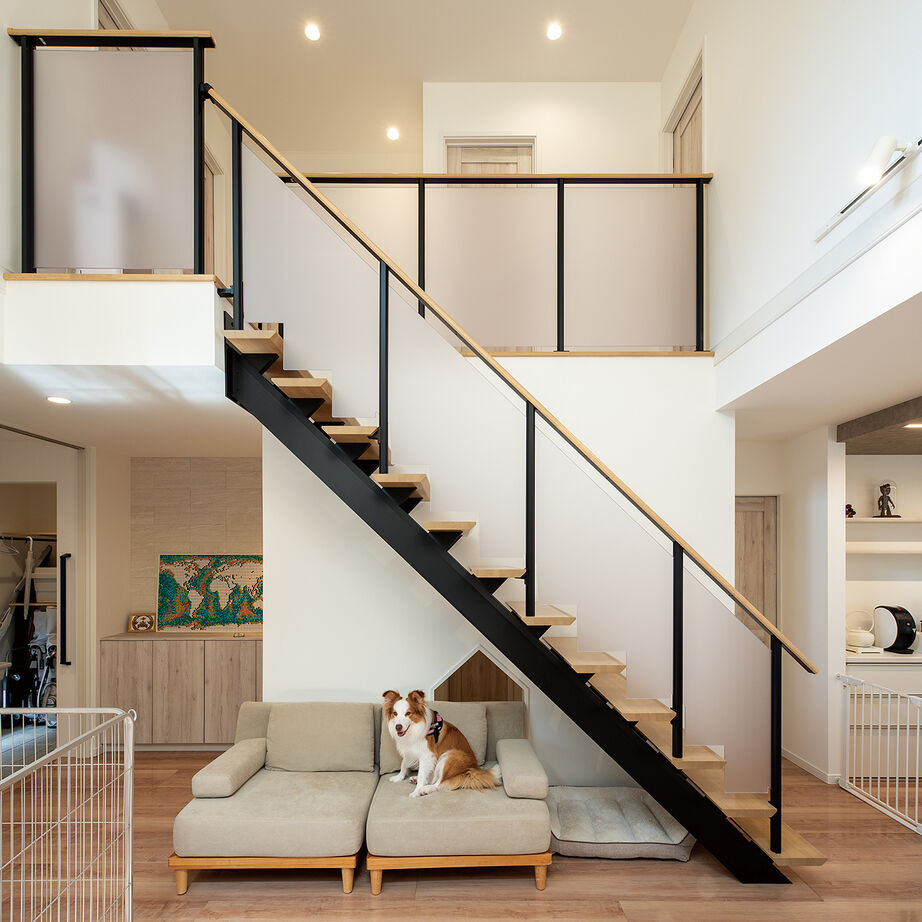 『高気密・高断熱の家』日本住宅ツーバイ 【1階リビング／吹き抜け／外シャワー／間取図】海の近くで愛犬と快適に暮らす“ペットフレンドリーな家”の建築実例画像6