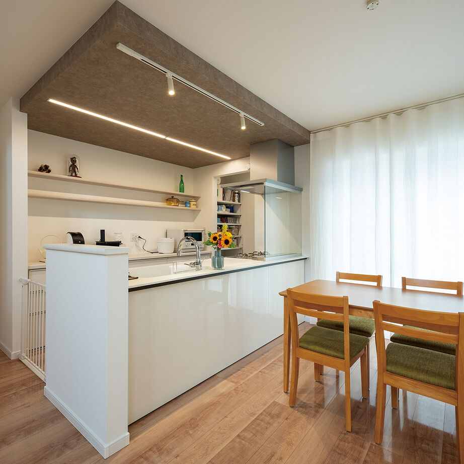 『高気密・高断熱の家』日本住宅ツーバイ 【1階リビング／吹き抜け／外シャワー／間取図】海の近くで愛犬と快適に暮らす“ペットフレンドリーな家”の建築実例画像7