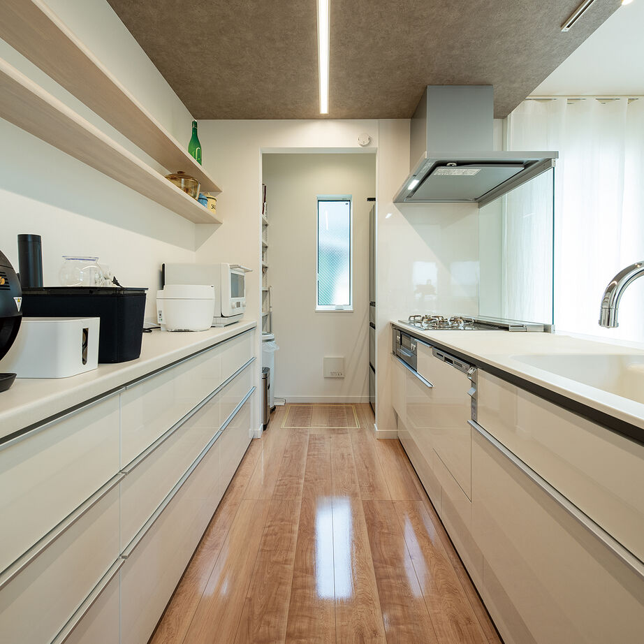 『高気密・高断熱の家』日本住宅ツーバイ 【1階リビング／吹き抜け／外シャワー／間取図】海の近くで愛犬と快適に暮らす“ペットフレンドリーな家”の建築実例画像8