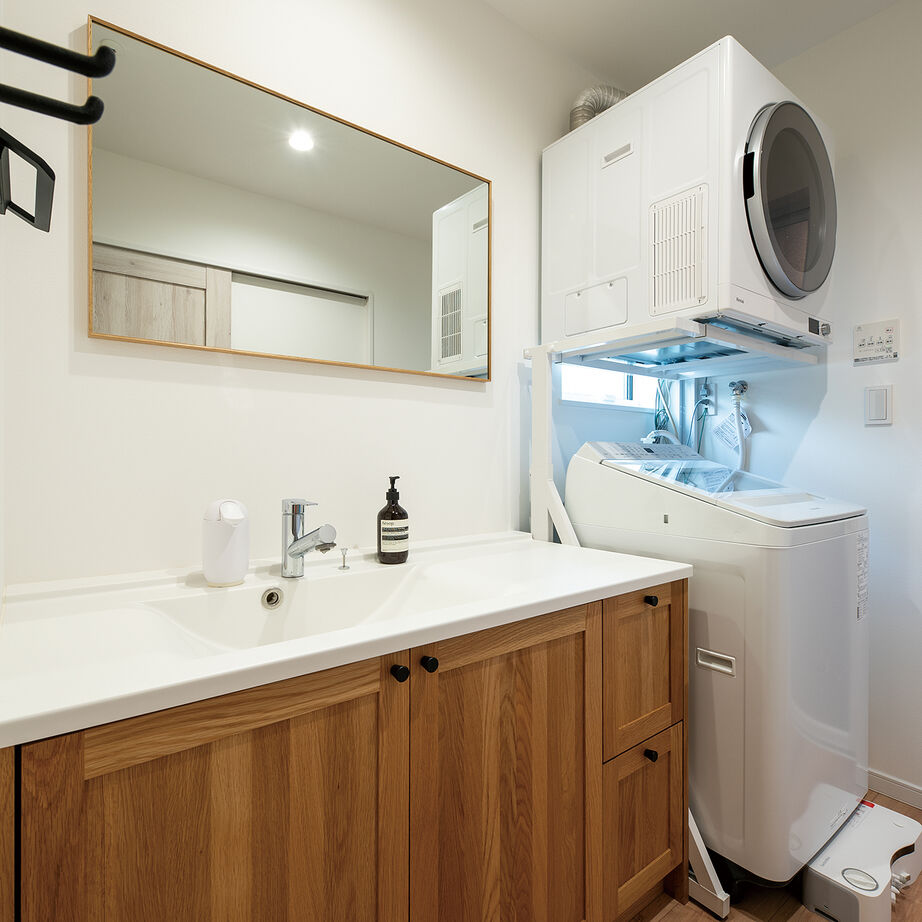 『高気密・高断熱の家』日本住宅ツーバイ 【1階リビング／吹き抜け／外シャワー／間取図】海の近くで愛犬と快適に暮らす“ペットフレンドリーな家”の建築実例画像9