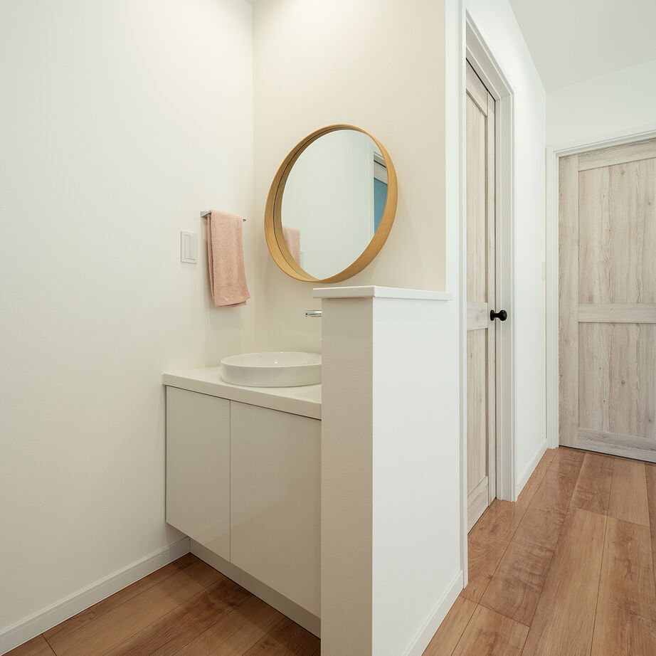 『高気密・高断熱の家』日本住宅ツーバイ 【1階リビング／吹き抜け／外シャワー／間取図】海の近くで愛犬と快適に暮らす“ペットフレンドリーな家”の建築実例画像10