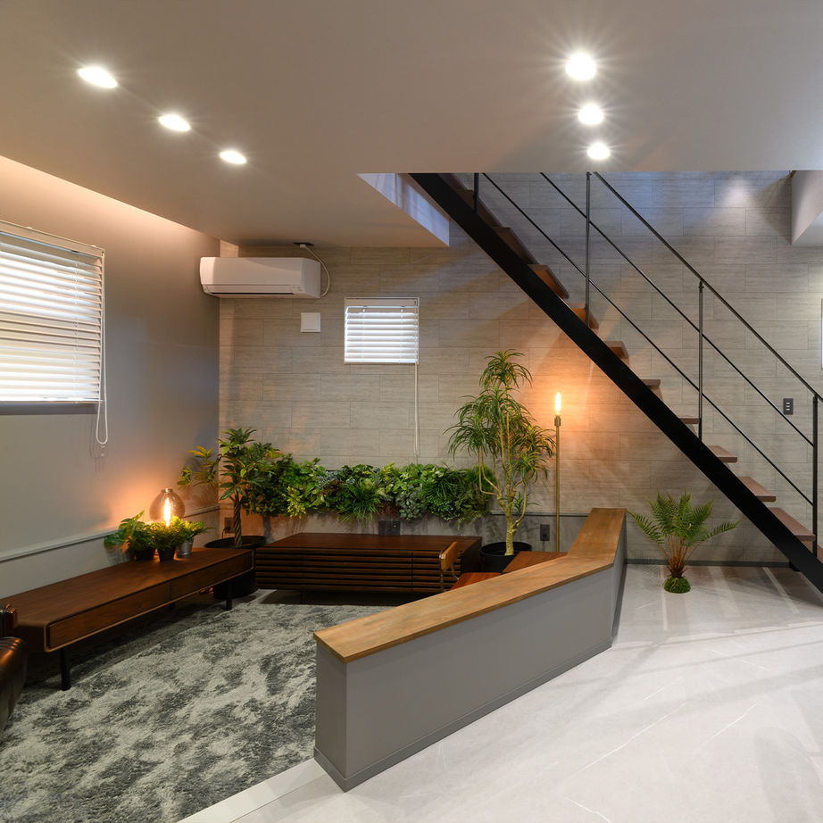 一級建築士事務所　ライフスタイル(LIFE STYLE) 【25坪台/ダウンフロアリビング/吹抜け/窓際ベンチ】25坪台の土地に車２台分の駐車場のある狭小住宅の建築実例画像2