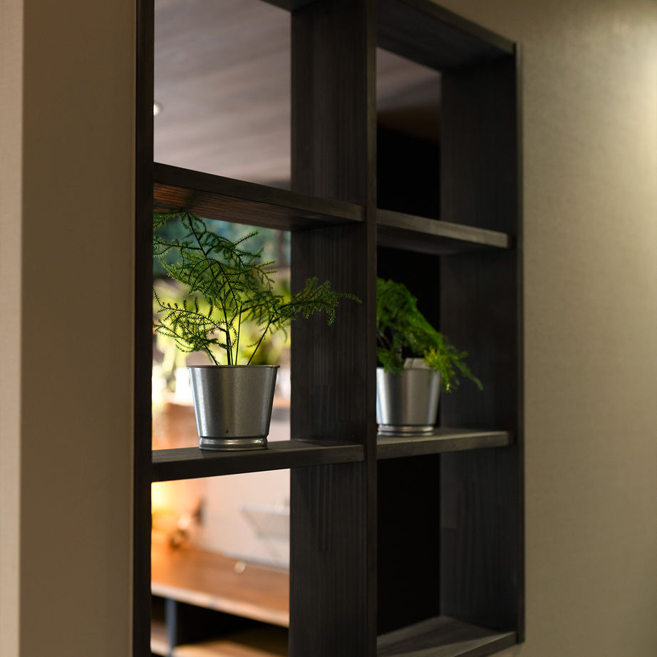 一級建築士事務所　ライフスタイル(LIFE STYLE) 【25坪台/ダウンフロアリビング/吹抜け/窓際ベンチ】25坪台の土地に車２台分の駐車場のある狭小住宅の建築実例画像4