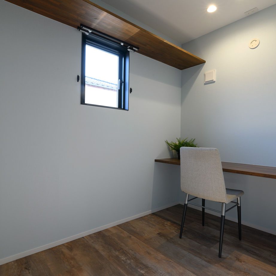 一級建築士事務所　ライフスタイル(LIFE STYLE) 【25坪台/ダウンフロアリビング/吹抜け/窓際ベンチ】25坪台の土地に車２台分の駐車場のある狭小住宅の建築実例画像6