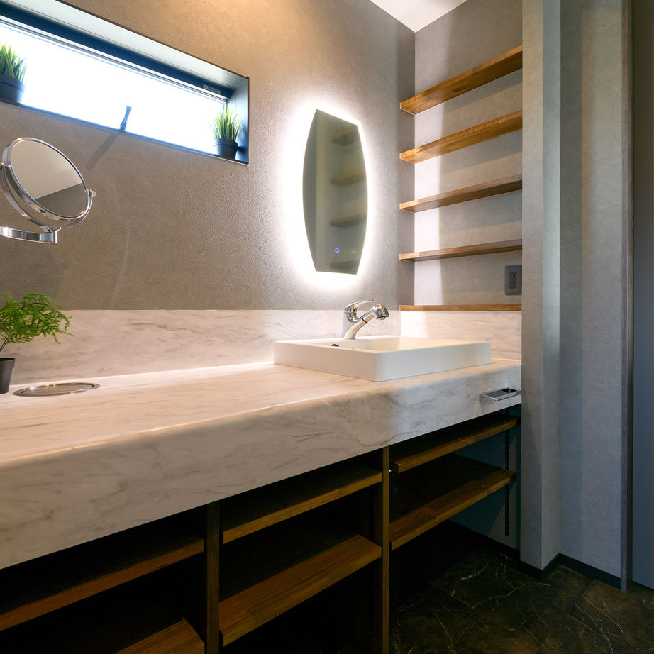 一級建築士事務所　ライフスタイル(LIFE STYLE) 【25坪台/ダウンフロアリビング/吹抜け/窓際ベンチ】25坪台の土地に車２台分の駐車場のある狭小住宅の建築実例画像8