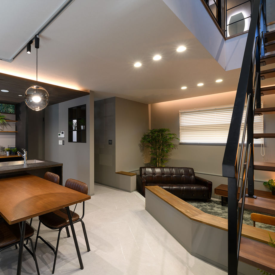 一級建築士事務所　ライフスタイル(LIFE STYLE) 【25坪台/ダウンフロアリビング/吹抜け/窓際ベンチ】25坪台の土地に車２台分の駐車場のある狭小住宅の建築実例画像10