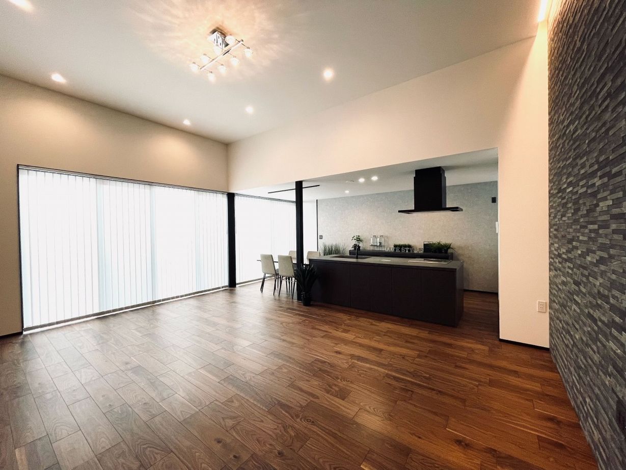 一級建築士事務所　ライフスタイル(LIFE STYLE) 【天井が高い/ホテルライク/29.4坪の平屋】大空間LDKのあるホテルのような平屋の建築実例画像2