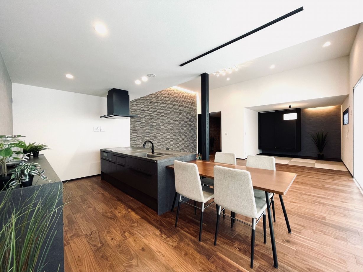 一級建築士事務所　ライフスタイル(LIFE STYLE) 【天井が高い/ホテルライク/29.4坪の平屋】大空間LDKのあるホテルのような平屋の建築実例画像3