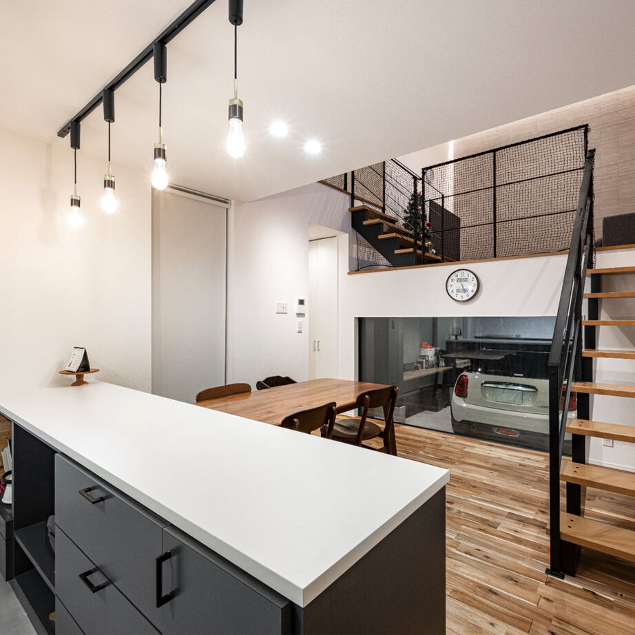 一級建築士事務所　ライフスタイル(LIFE STYLE) 【ガレージ/キャットウォーク/スキップフロア】立体感のあるガレージハウスの建築実例画像2