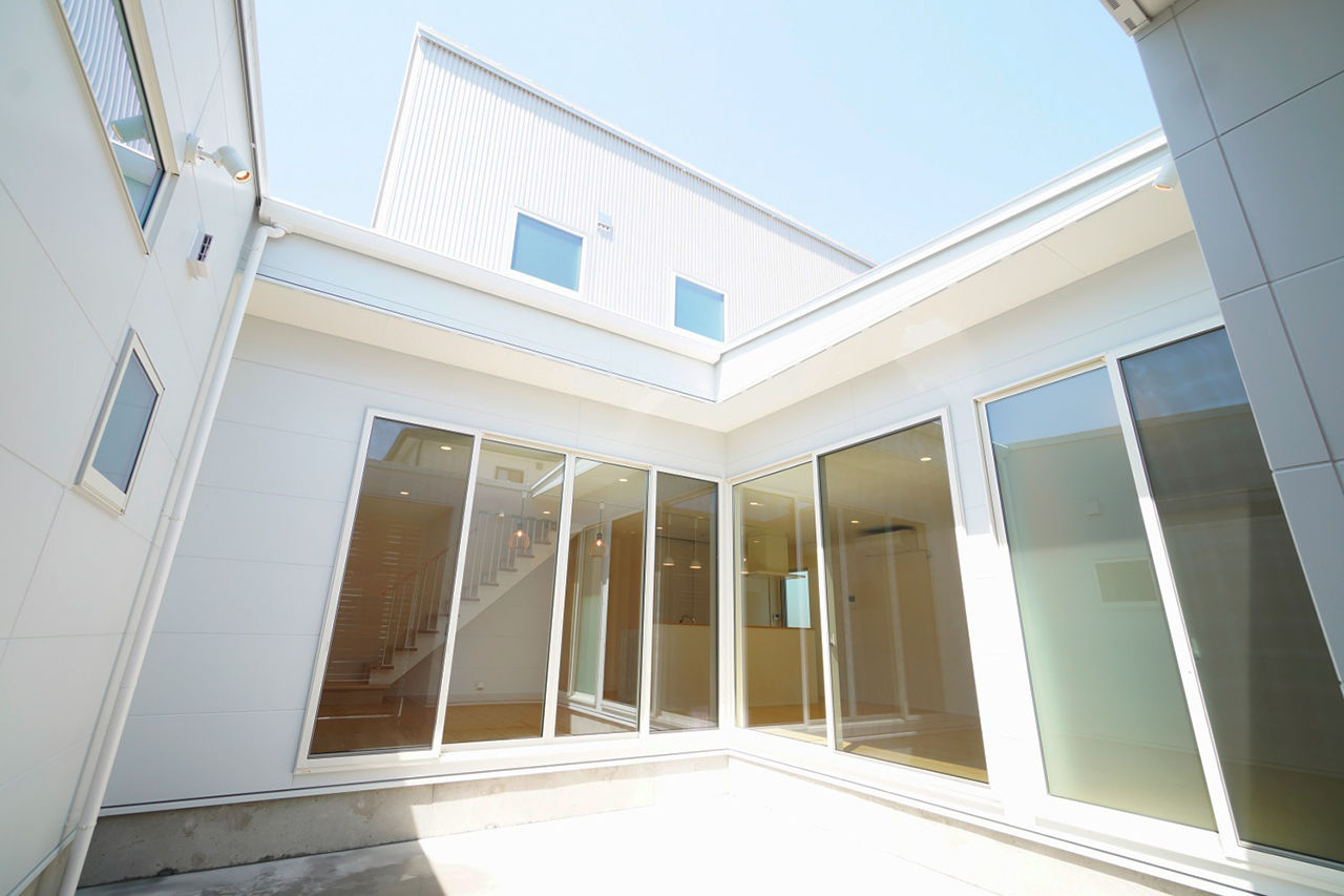 シンプルノート名古屋中区スタジオ／KanZEON 【2000万円台｜間取り図有｜コンパクト】プライベートな中庭を囲むコの字型。平屋のように暮らせる2階建ての建築実例画像2