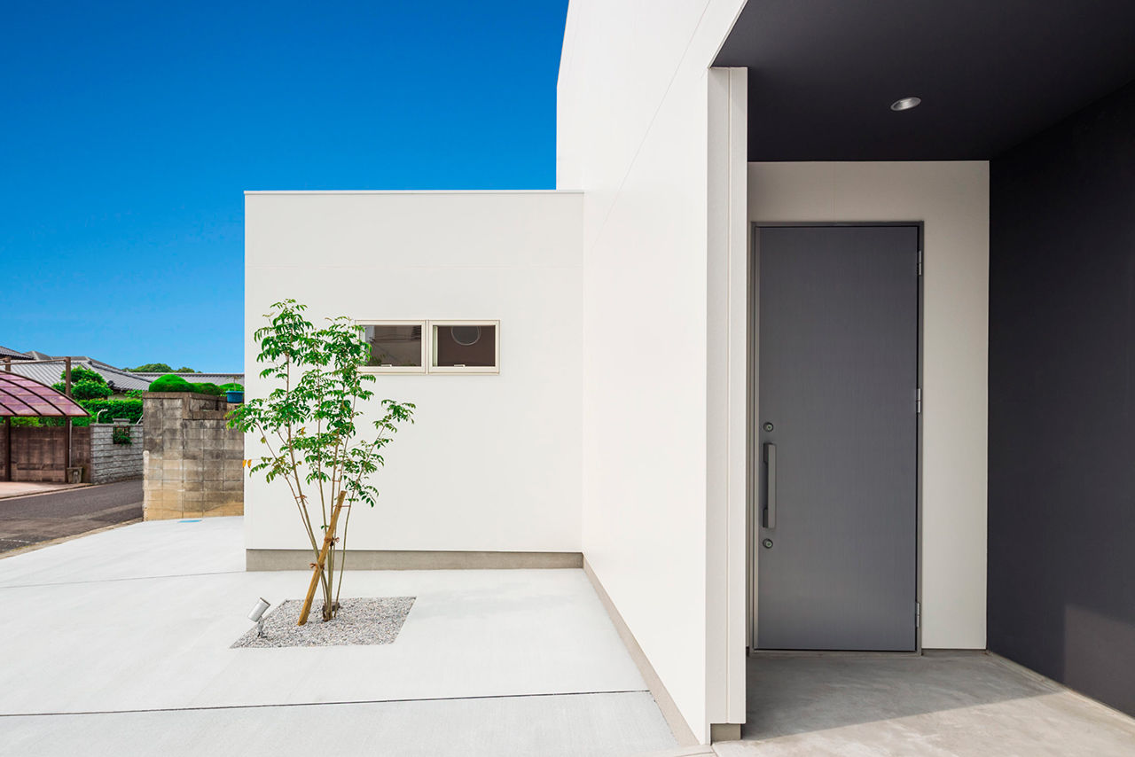 シンプルノート名古屋中区スタジオ／KanZEON 【2000万円台｜L字型｜吹抜けリビング】窓をつくらず、中庭から採光。シンプルでコンパクトな2階建ての建築実例画像2