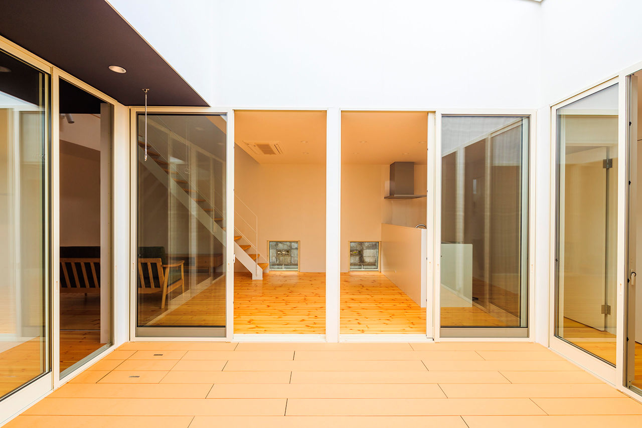 シンプルノート名古屋中区スタジオ／KanZEON 【2000万円台｜L字型｜吹抜けリビング】窓をつくらず、中庭から採光。シンプルでコンパクトな2階建ての建築実例画像3