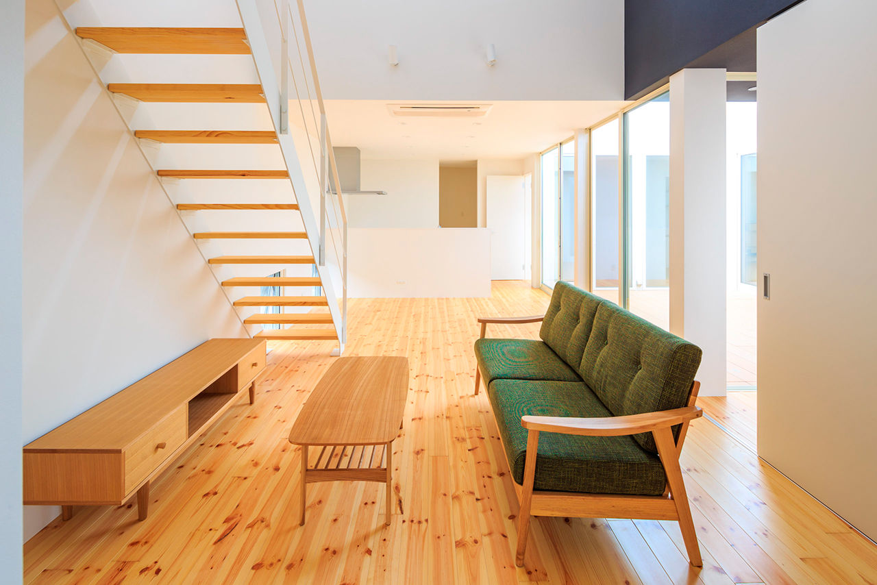 シンプルノート名古屋中区スタジオ／KanZEON 【2000万円台｜L字型｜吹抜けリビング】窓をつくらず、中庭から採光。シンプルでコンパクトな2階建ての建築実例画像4