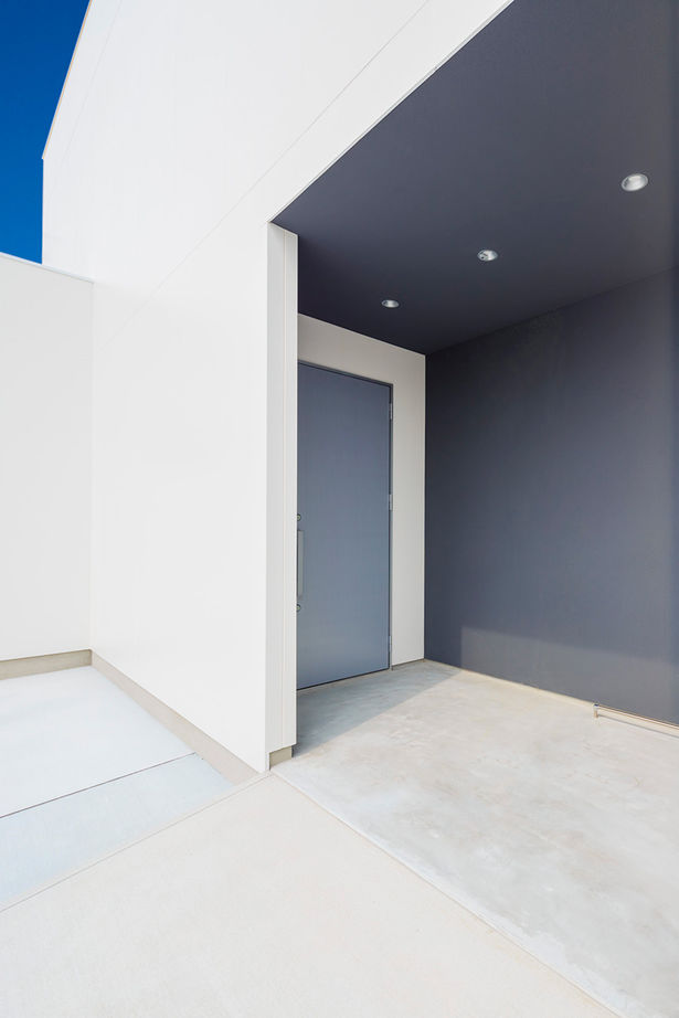 シンプルノート名古屋中区スタジオ／KanZEON 【2000万円台｜L字型｜吹抜けリビング】窓をつくらず、中庭から採光。シンプルでコンパクトな2階建ての建築実例画像6