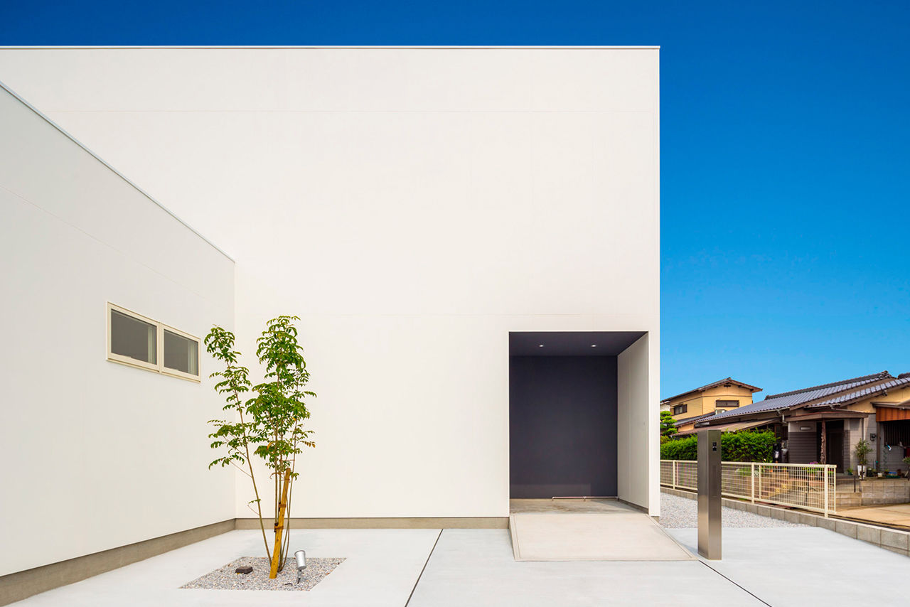 シンプルノート名古屋中区スタジオ／KanZEON 【2000万円台｜L字型｜吹抜けリビング】窓をつくらず、中庭から採光。シンプルでコンパクトな2階建ての建築実例画像7