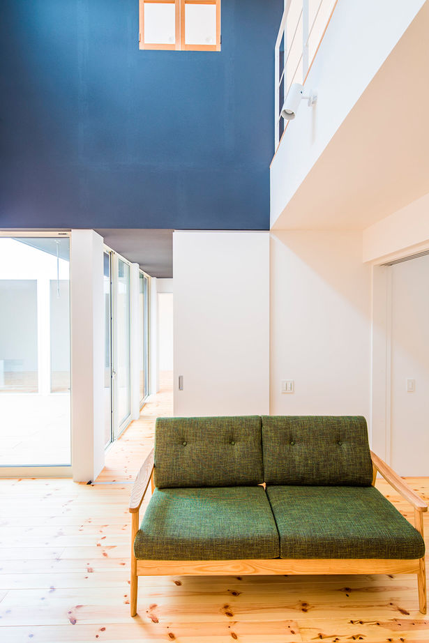 シンプルノート名古屋中区スタジオ／KanZEON 【2000万円台｜L字型｜吹抜けリビング】窓をつくらず、中庭から採光。シンプルでコンパクトな2階建ての建築実例画像9