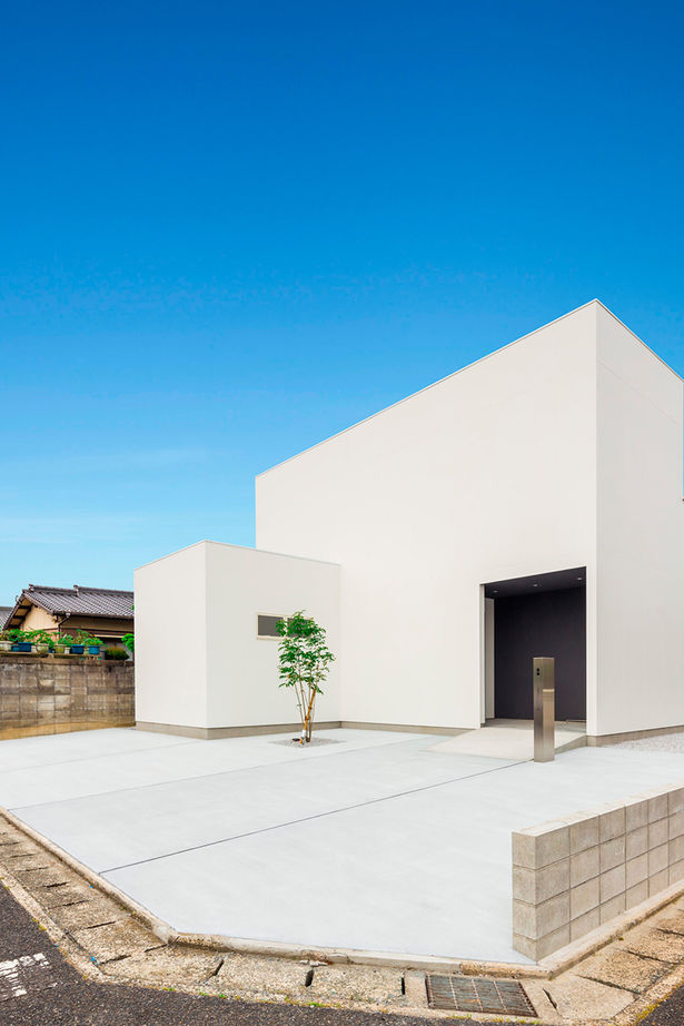 シンプルノート名古屋中区スタジオ／KanZEON 【2000万円台｜L字型｜吹抜けリビング】窓をつくらず、中庭から採光。シンプルでコンパクトな2階建ての建築実例画像10