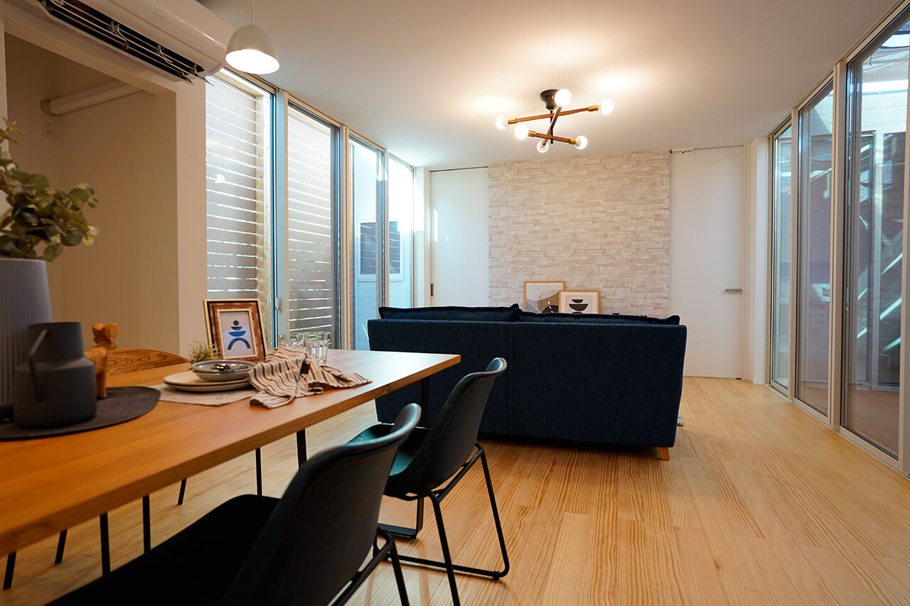 シンプルノート名古屋中区スタジオ／KanZEON 【1000万円台｜間取り図有｜平屋｜20坪台】南北のデッキから光と風が抜ける、コの字型のコンパクトな平屋の建築実例画像3