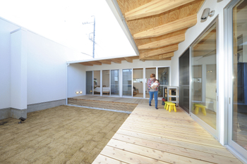 宮崎工務店 【平屋×中庭】中庭を囲むコの字型レイアウトの家。漆喰や無垢材もふんだんに使い子育てにも最適の建築実例画像2