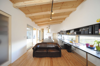 宮崎工務店 【平屋×中庭】中庭を囲むコの字型レイアウトの家。漆喰や無垢材もふんだんに使い子育てにも最適の建築実例画像3