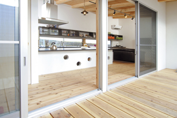 宮崎工務店 【平屋×中庭】中庭を囲むコの字型レイアウトの家。漆喰や無垢材もふんだんに使い子育てにも最適の建築実例画像4