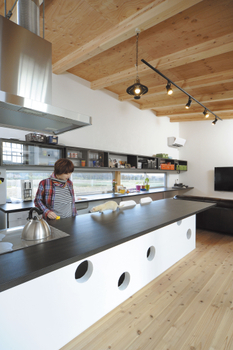 宮崎工務店 【平屋×中庭】中庭を囲むコの字型レイアウトの家。漆喰や無垢材もふんだんに使い子育てにも最適の建築実例画像5