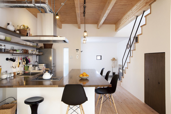 宮崎工務店 【コの字型キッチン×1000万円台×自然素材】子供やママ友と女子会ができるナチュラルハウスの建築実例画像2