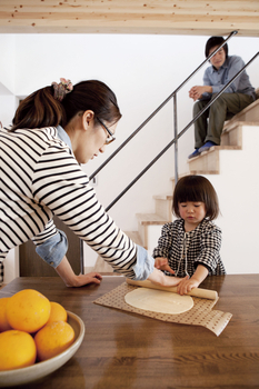 宮崎工務店 【コの字型キッチン×1000万円台×自然素材】子供やママ友と女子会ができるナチュラルハウスの建築実例画像3