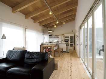 宮崎工務店 【土間×2000万円台】建築家が「ソラ」もデザイン。自然素材に囲まれた快適空間で過ごす中庭のある家の建築実例画像2