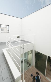 宮崎工務店 【コの字型×外観×平屋風】オープンキッチンの楽しい我が家。中庭でアウトドアを愉しむシンプルモダンの家の建築実例画像4