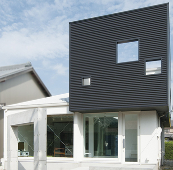 宮崎工務店 【コの字型×外観×平屋風】オープンキッチンの楽しい我が家。中庭でアウトドアを愉しむシンプルモダンの家の建築実例画像9