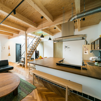 宮崎工務店 【デザイン×2000万円台×土間】玄関一体のLDKは開放感抜群！コの字型キッチンを備えたこだわりカフェ風の家の建築実例画像2