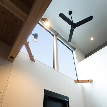 宮崎工務店 【デザイン×2000万円台×土間】玄関一体のLDKは開放感抜群！コの字型キッチンを備えたこだわりカフェ風の家の建築実例画像3