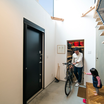 宮崎工務店 【デザイン×2000万円台×土間】玄関一体のLDKは開放感抜群！コの字型キッチンを備えたこだわりカフェ風の家の建築実例画像4