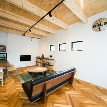 宮崎工務店 【デザイン×2000万円台×土間】玄関一体のLDKは開放感抜群！コの字型キッチンを備えたこだわりカフェ風の家の建築実例画像5