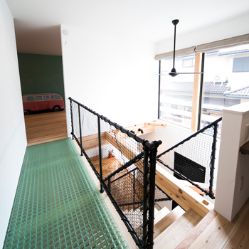 宮崎工務店 【デザイン×2000万円台×土間】玄関一体のLDKは開放感抜群！コの字型キッチンを備えたこだわりカフェ風の家の建築実例画像7