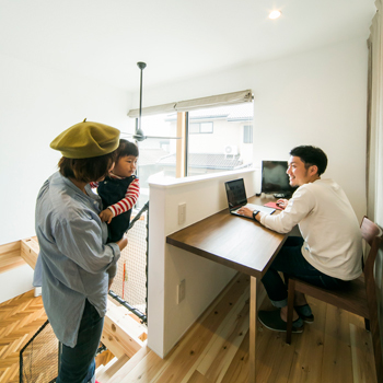 宮崎工務店 【デザイン×2000万円台×土間】玄関一体のLDKは開放感抜群！コの字型キッチンを備えたこだわりカフェ風の家の建築実例画像8