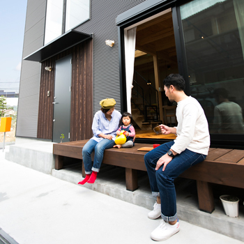 宮崎工務店 【デザイン×2000万円台×土間】玄関一体のLDKは開放感抜群！コの字型キッチンを備えたこだわりカフェ風の家の建築実例画像9