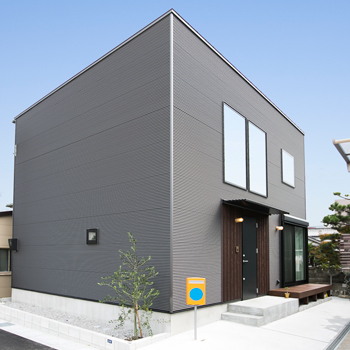 宮崎工務店 【デザイン×2000万円台×土間】玄関一体のLDKは開放感抜群！コの字型キッチンを備えたこだわりカフェ風の家の建築実例画像10